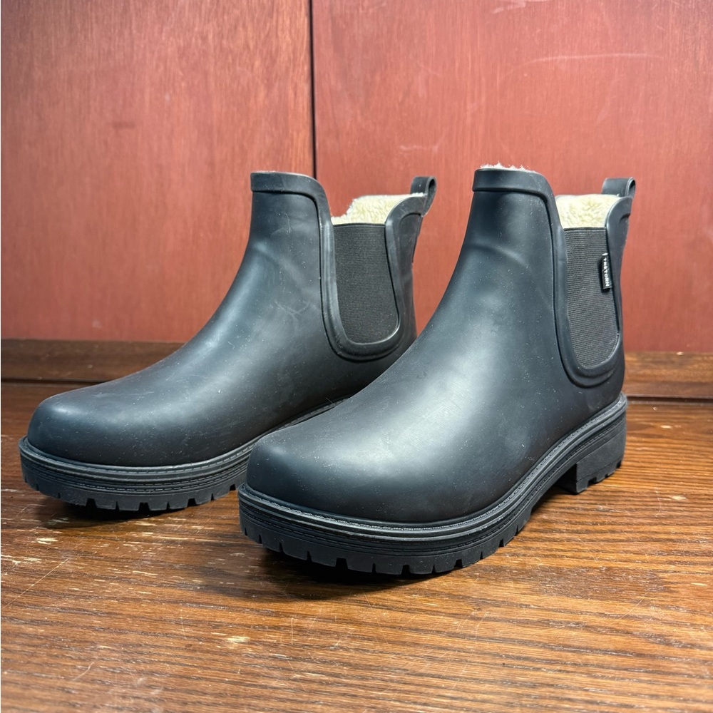 Tretorn Women’sBlack Boots with cozy faux-fur lining Size 10 US